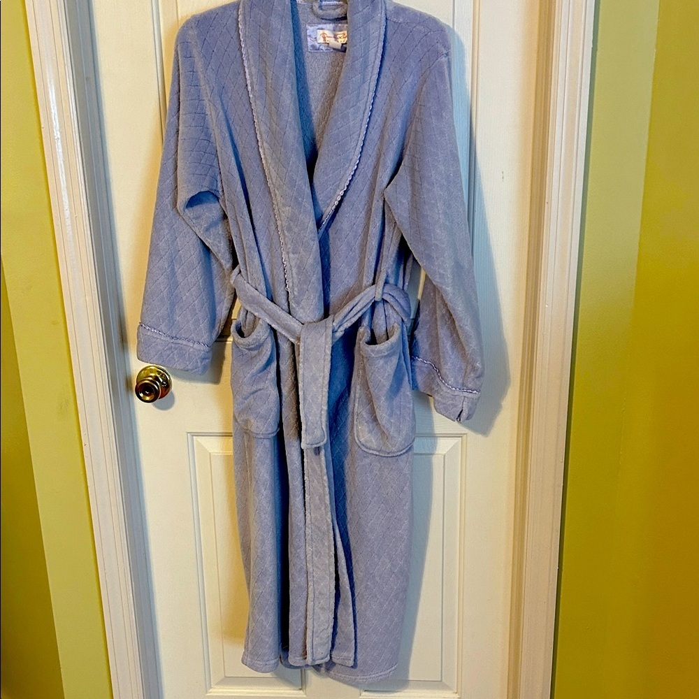 Oscar de la Renta Soft lavender Bathrobe. Size M. Good condition